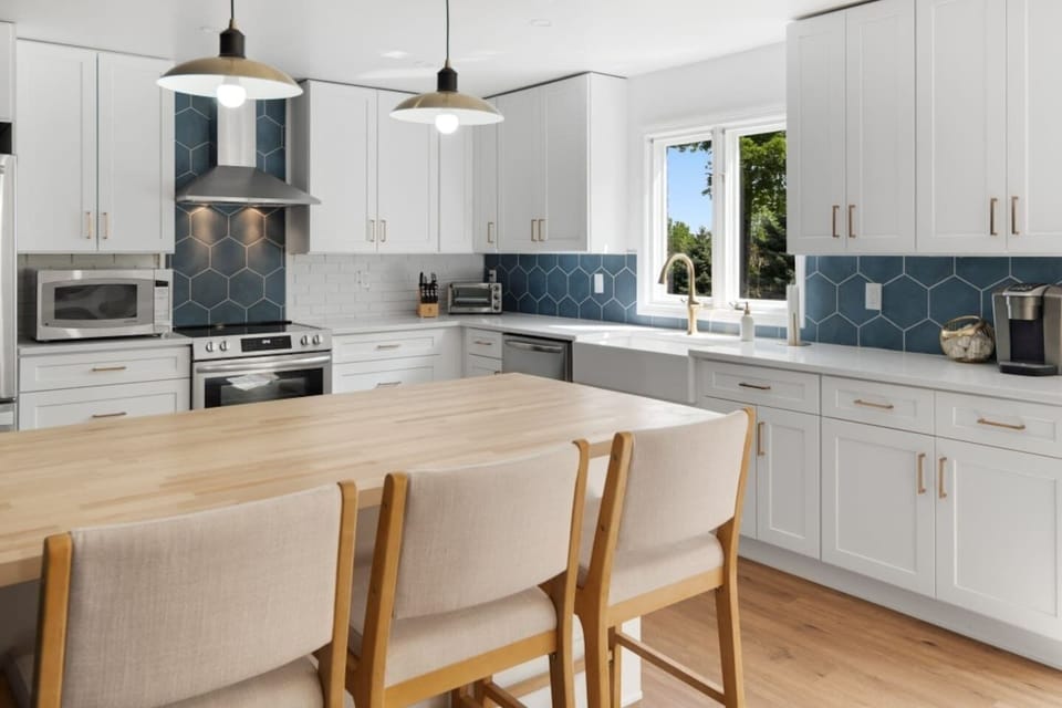 Unit 6466 (1 of 3) Bright and modern kitchen with stunning lake views, perfect for cooking and gathering. Enjoy state-of-the-art appliances and ample counter space for your culinary adventures. ️✨