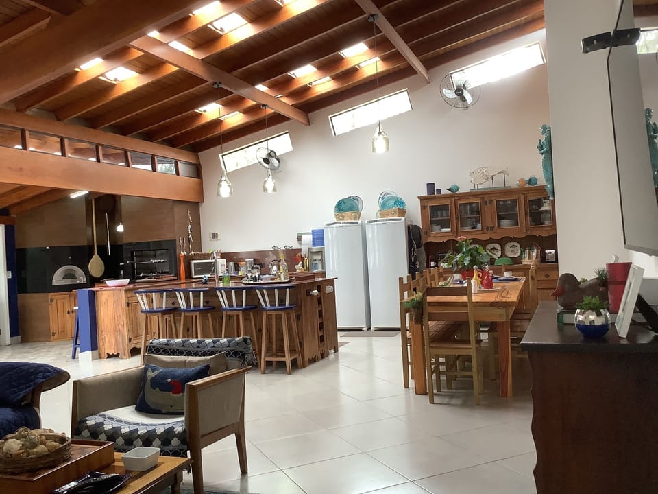 Cozinha de plano aberto é super equipada.
