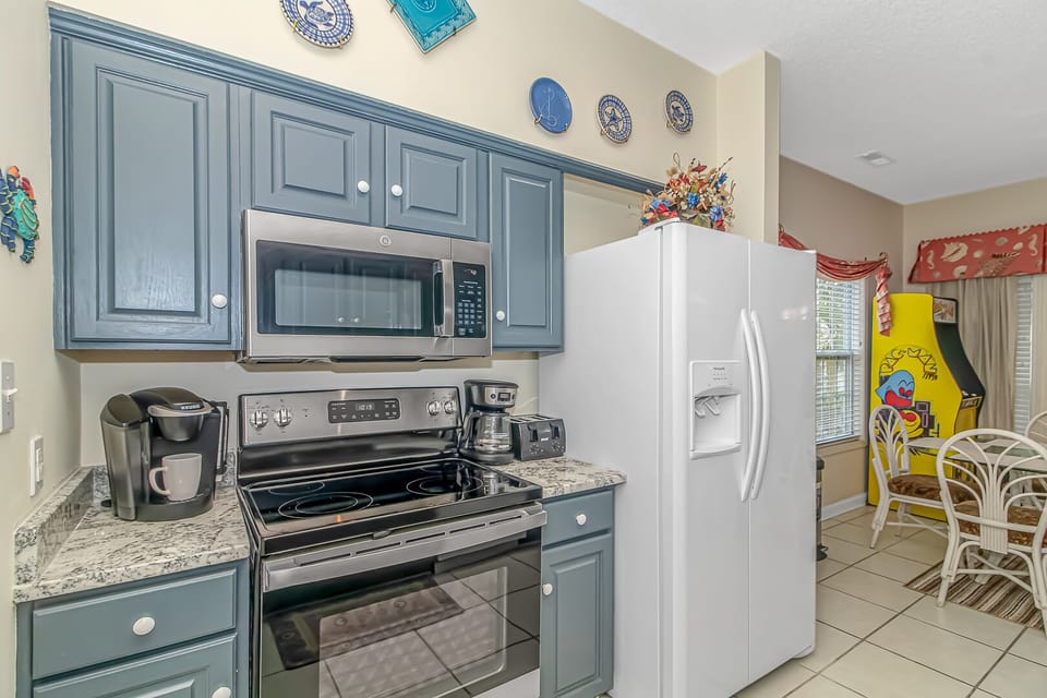 Enjoy our cozy, well stocked kitchen. Keurig pods and drain coffee are provided.