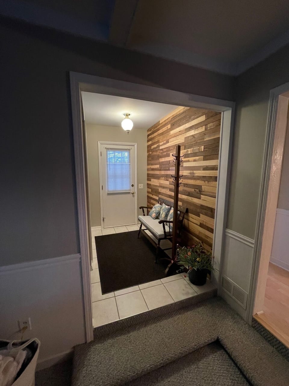 Side entrance (driveway)