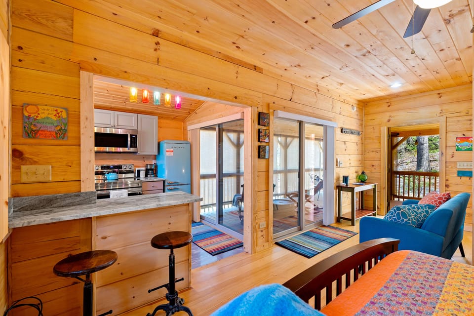 It's all very open and modern with great natural light and eat in kitchen bar.