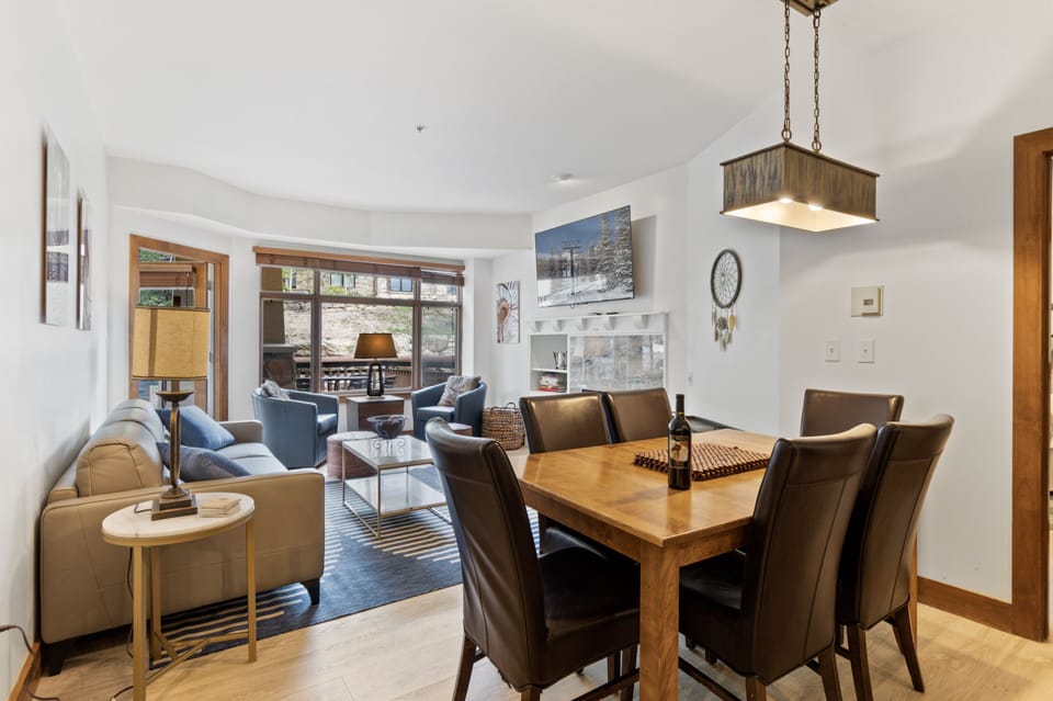 Living room & dining area