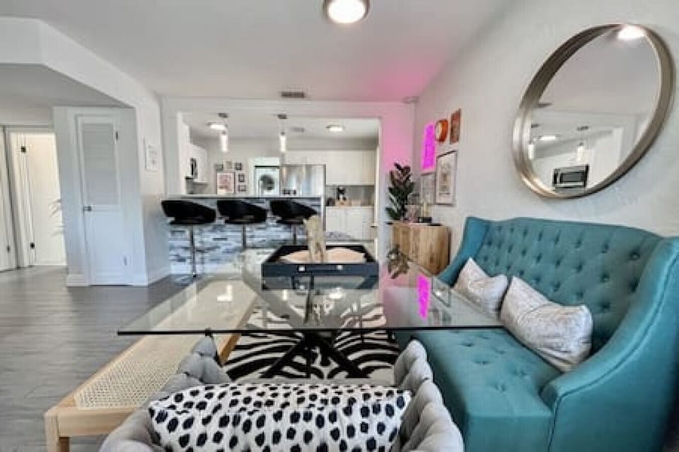 Snazzy Dining Room Decor w/ Spacious Seating for Six