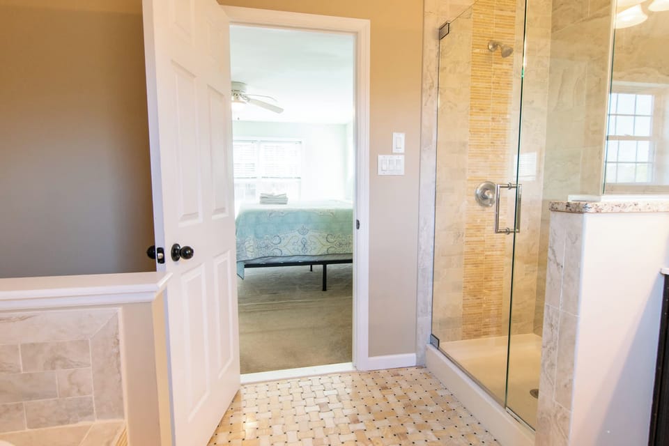 2nd Floor en suite Full Bathroom w/ Shower and Tub