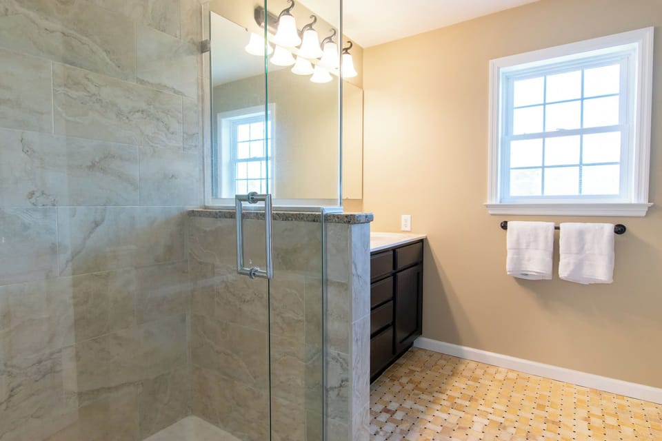 2nd Floor en suite Full Bathroom w/ Shower and Tub
