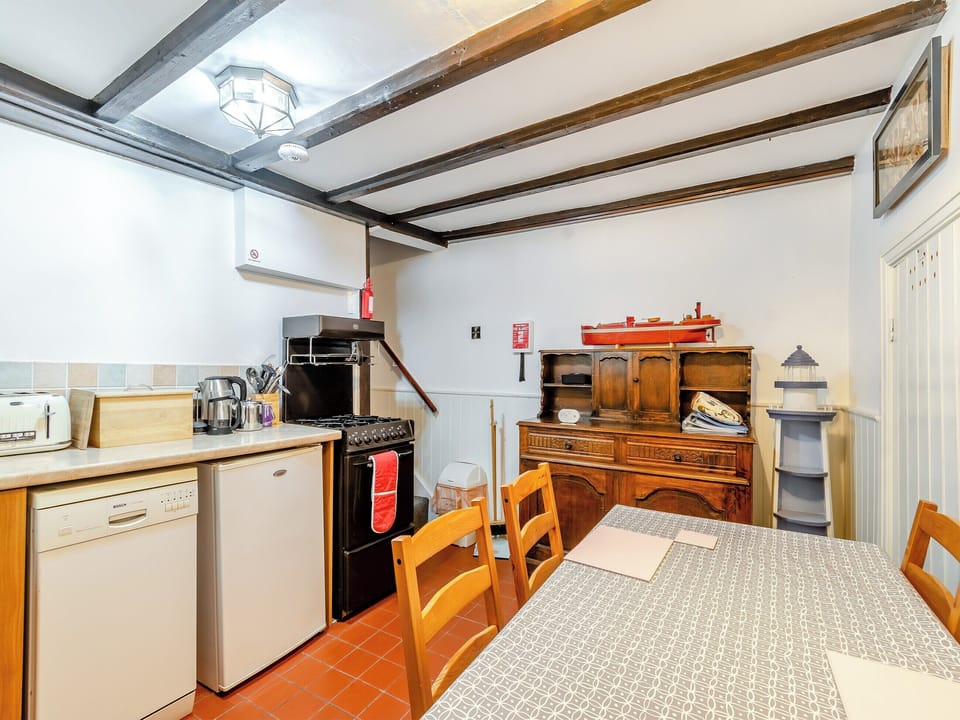 Kitchen/diner | Withnail&rsquo;s Hideaway - Fishermans Cottages, Whitby