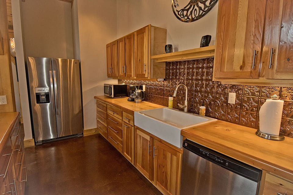 Huge Open Kitchen for Cooking and Entertaining Family and Friends (2)
