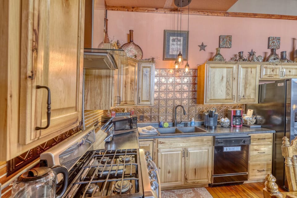 A stunning kitchen provides cozy mealtimes for the whole group