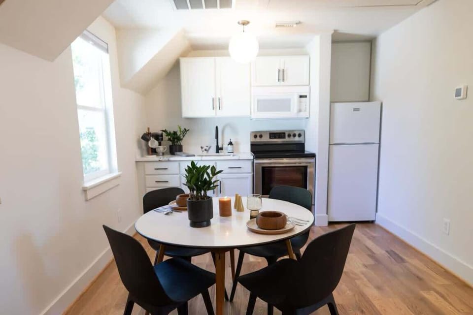 guesthouse dining area with full kitchen 