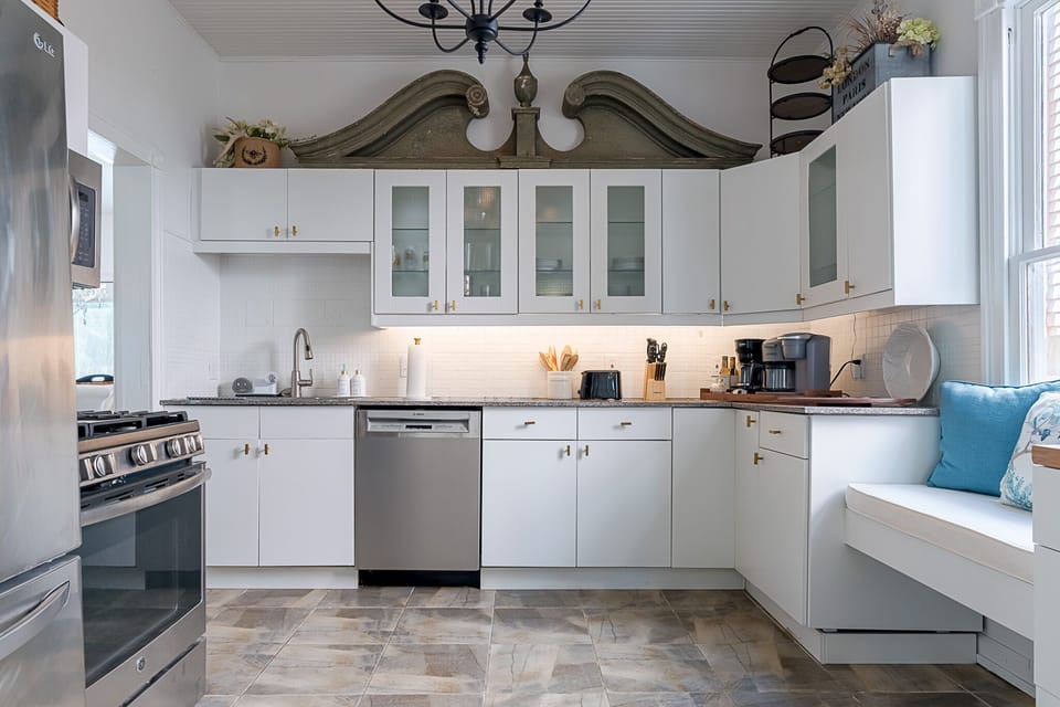 Full suite of appliances even a reading nook or coffee spot