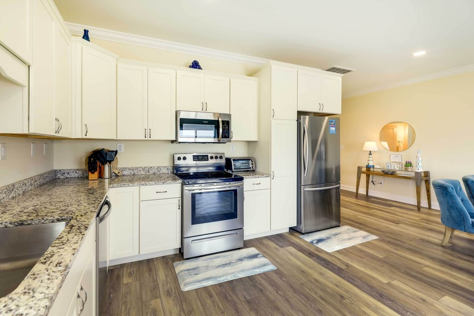 Kitchen | Main Level | Well Stocked | Dishwasher | Keurig & Drip Coffee Makers