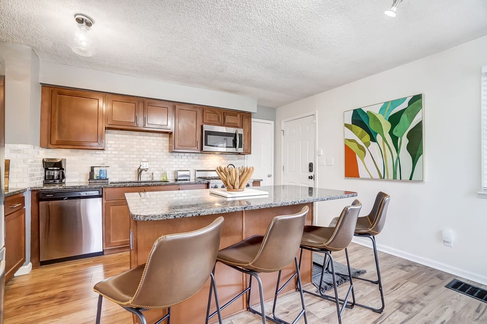 Fully stocked, eat-in, chef’s kitchen with Viking range