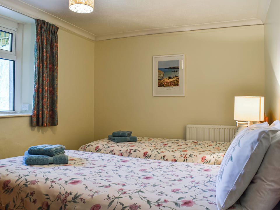 Twin bedroom | Poundhouse - Lanwithan Cottages, Lostwithiel