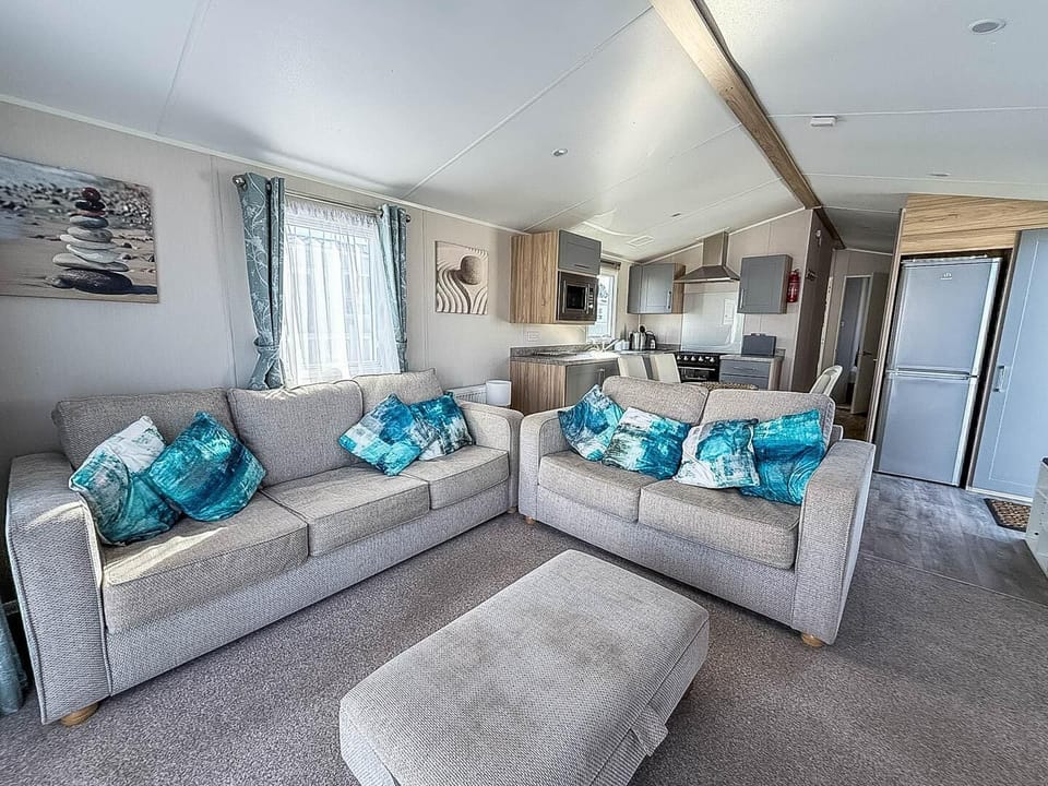 Discover the beauty of Suffolk beaches and enjoy a dog friendly weekend break at Park Holidays Broadland Sands, ideal for a relaxing family on holiday.