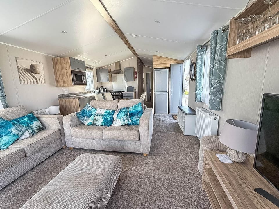 Make the most of your short stay in Lowestoft East Anglia with a visit to Corton Beach Lowestoft, a show at the Lowestoft Marina Theatre, and a cosy evening in your living room in a caravan.