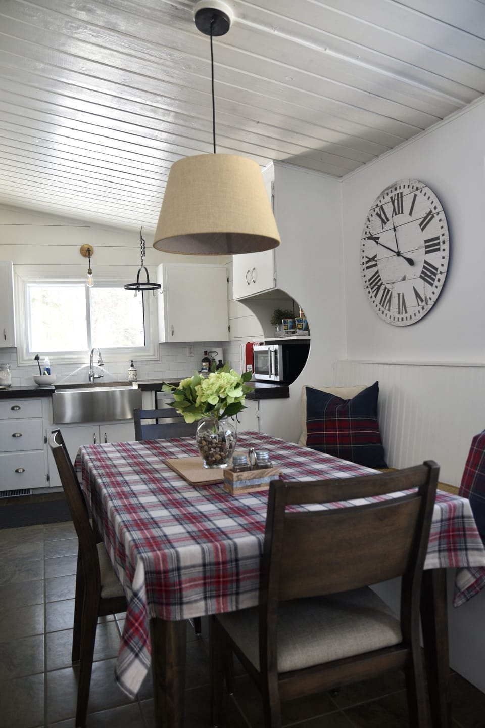 Open concept space with full kitchen and dinning area.