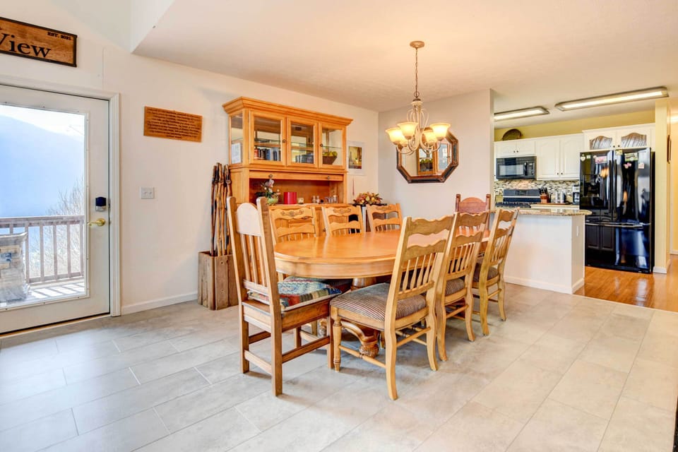 Dining Area | Dishware Provided