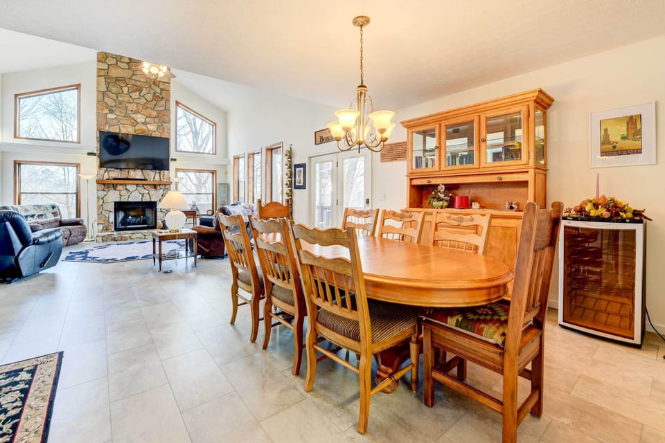 Dining Area | Dishware/Flatware Provided