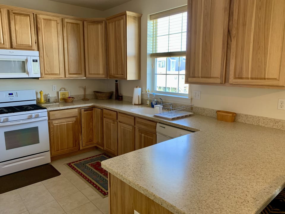 Full kitchen w/fridge, freezer, microwave, stove, oven, coffee pot, dishwasher..