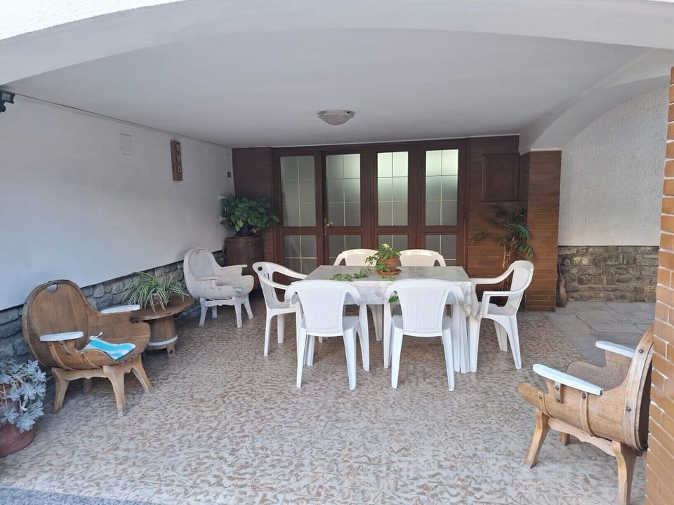 Area pranzo sotto il portico