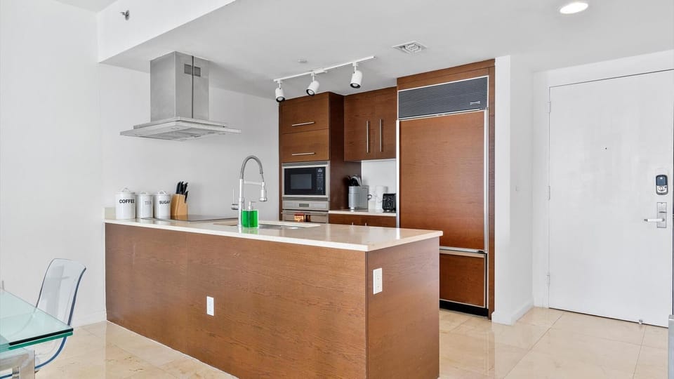 Modern High Rise Stay- 32nd Floor Views (5476)