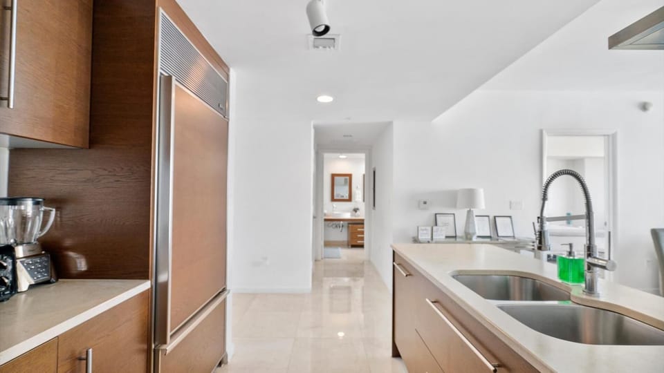Modern High Rise Stay- 32nd Floor Views (5477)