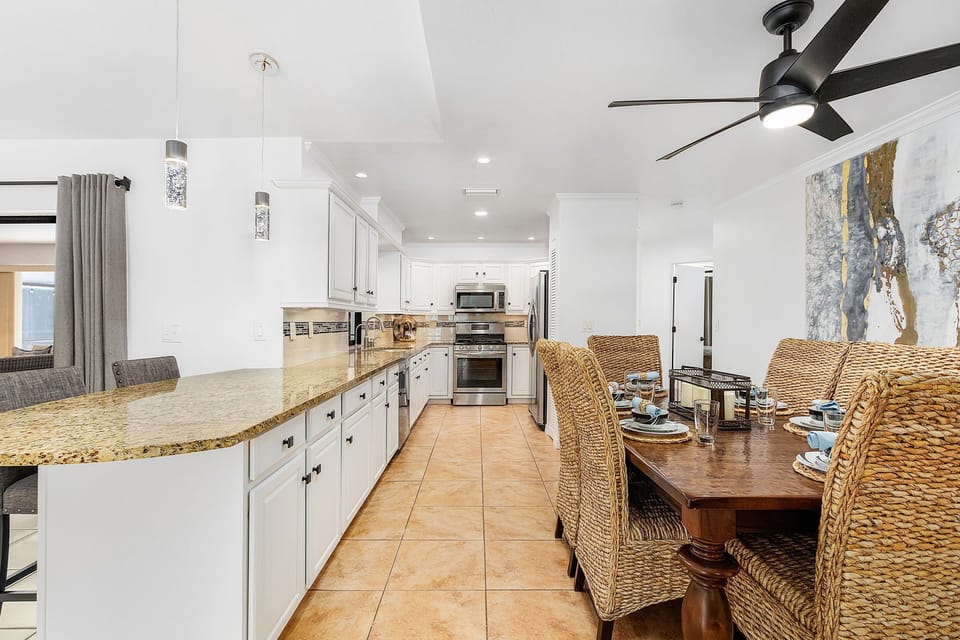 Dining table sits 6 