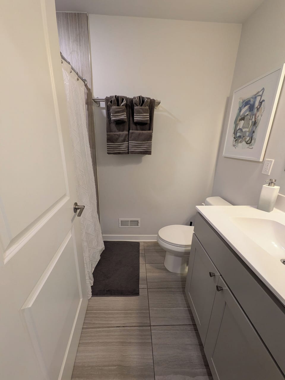 Guest bathroom. Main level. 