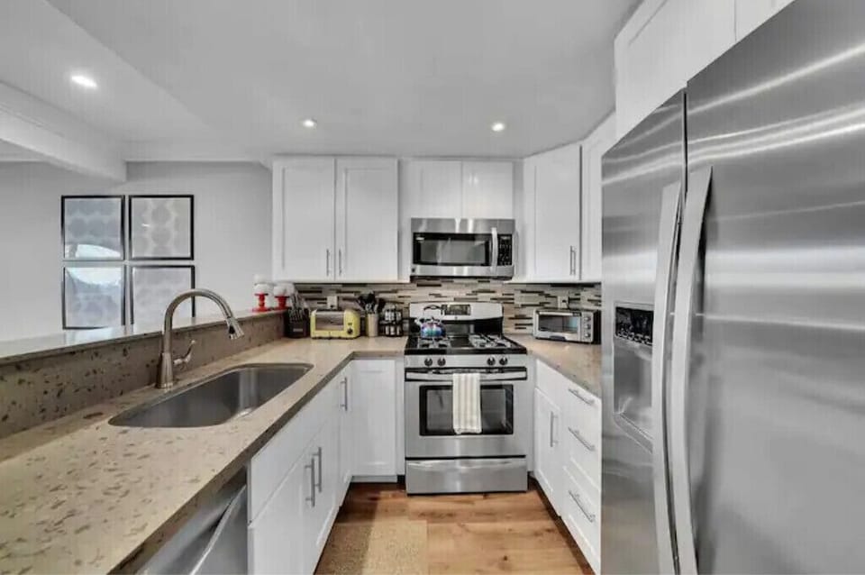 Full kitchen