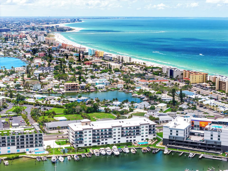 Nearby Shopping, Restaurants, Groceries, Mini Golf and more!