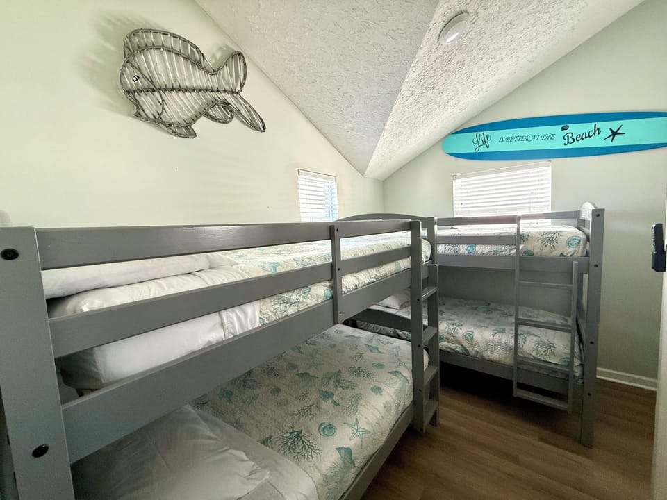 Upper Level Bunk Room En-suite - Two twin over twin bunks