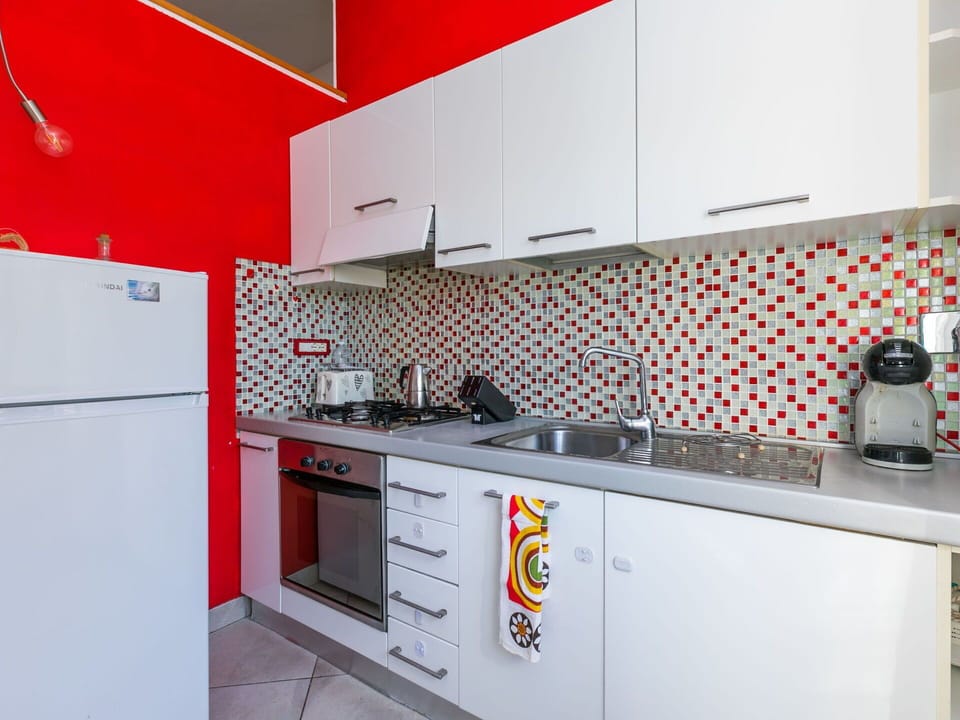 Water, Sky, Building, Plant, Property, Swimming Pool, Azure, Tree, Window, House