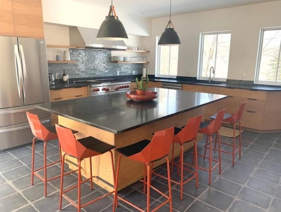 Chef's eat-in kitchen (island seats 6)