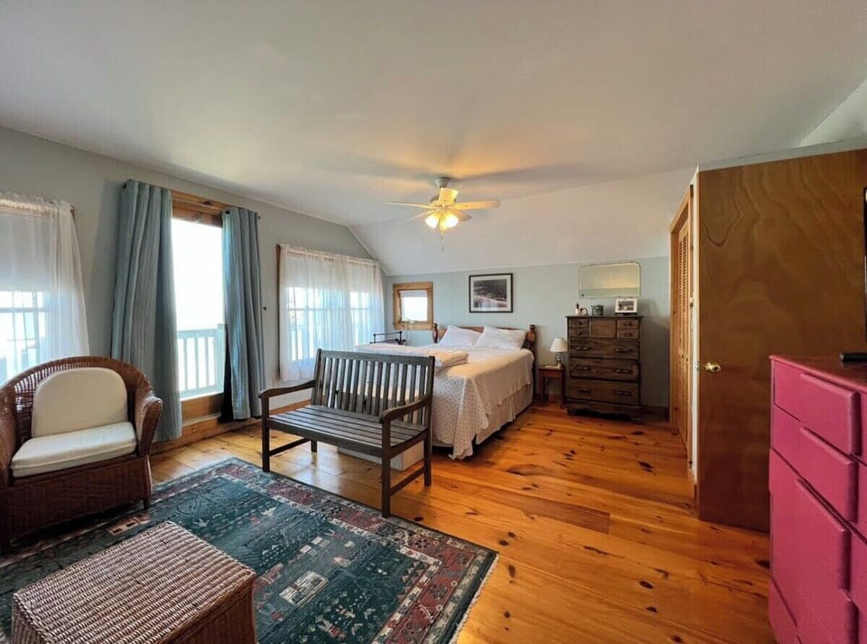 2nd floor bedrom has one queen and one twin bed