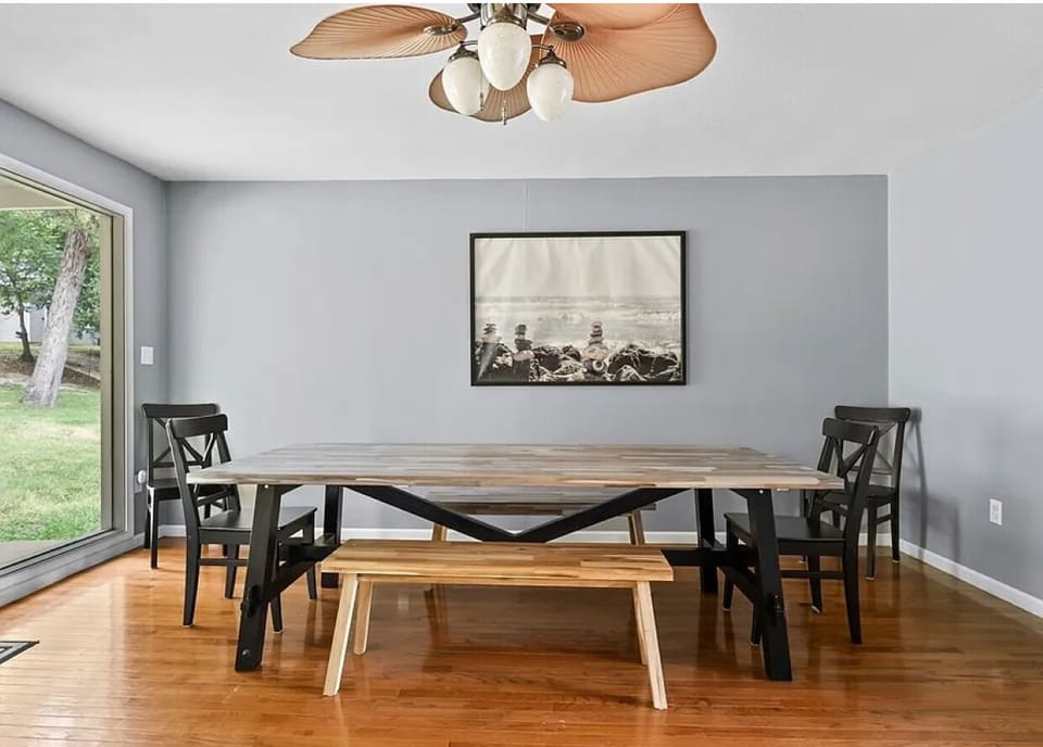 Dining Room - 2 benches and 4 chairs