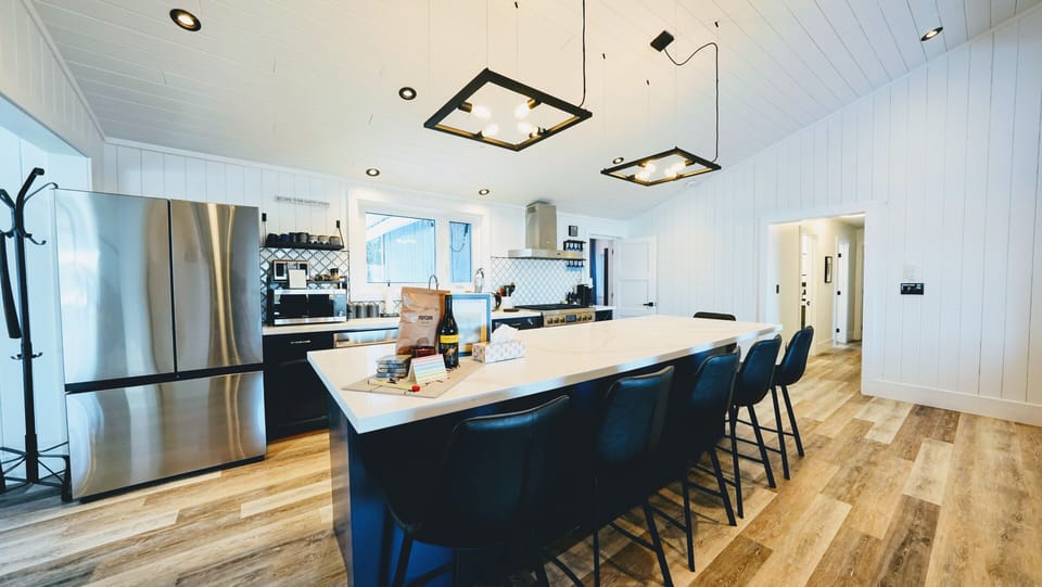Large kitchen, a chef's dream come true!