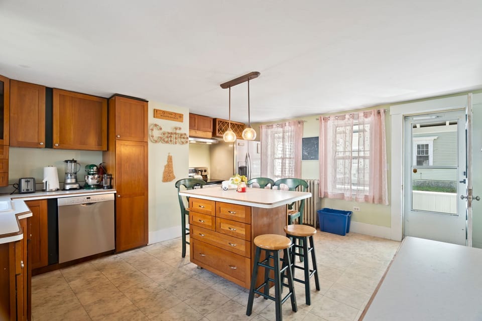 Kitchen with breakfast bar