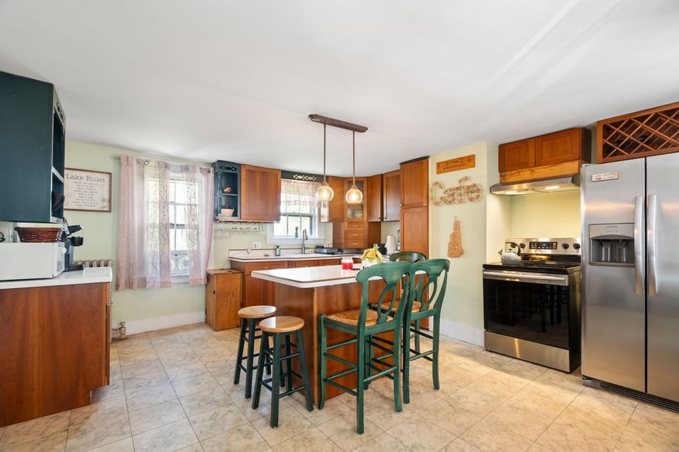 Kitchen with breakfast bar