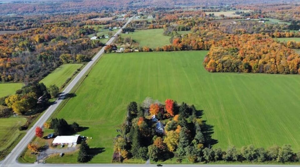 Absolute privacy and serenity. Surrounded by farmland. Spectacular fall foliage