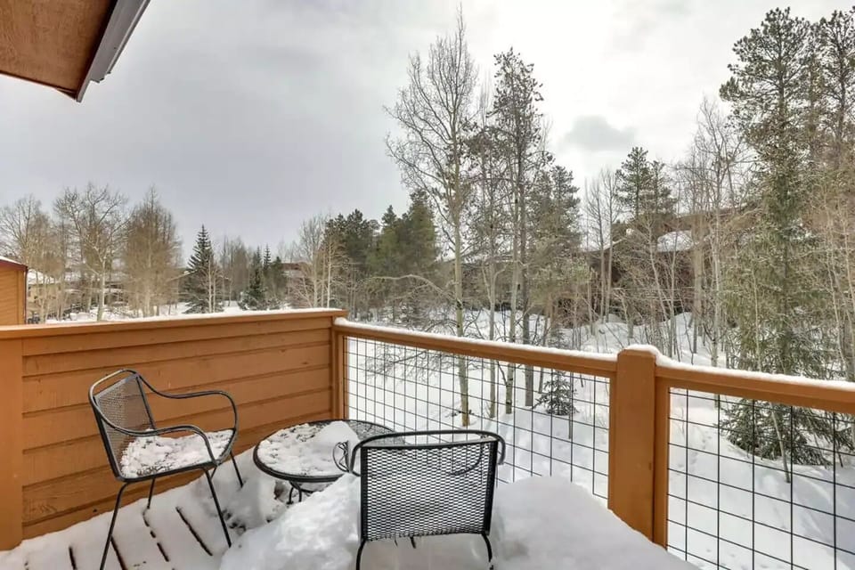 Upstairs deck to soak in the views 