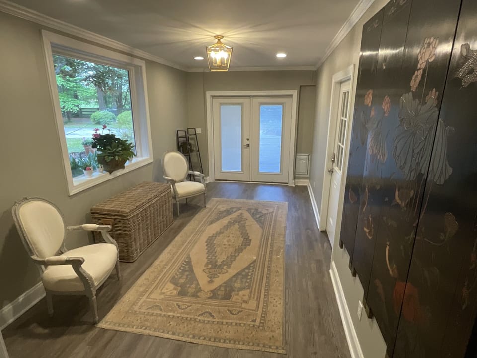 Entry Hallway 
165 sq feet to use as additional sitting area.