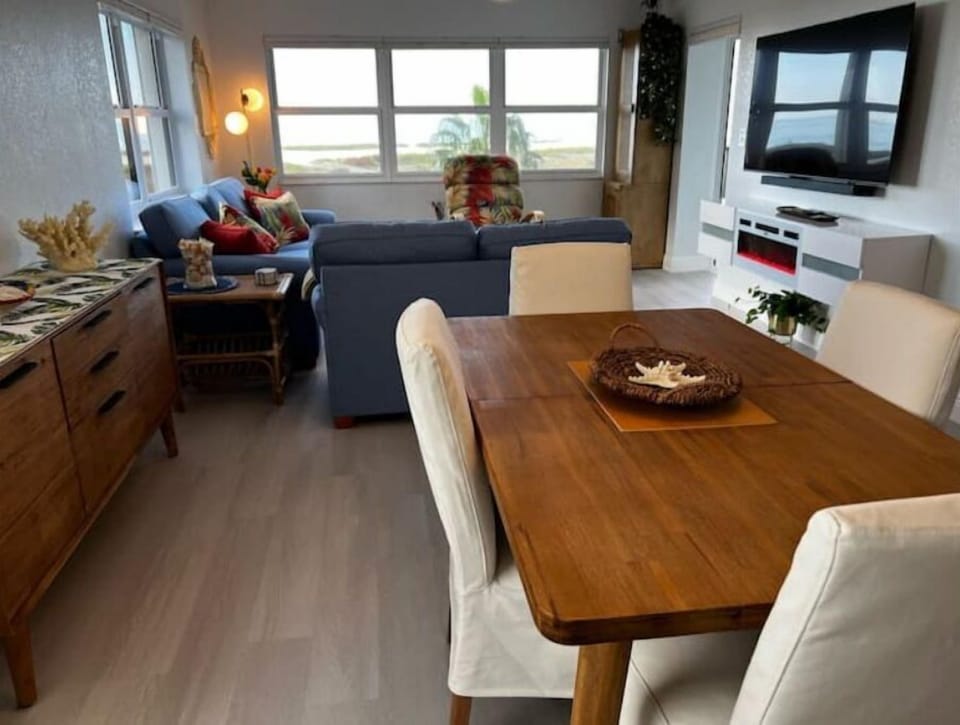 Dinning Room with extendable table for 6-8 seating