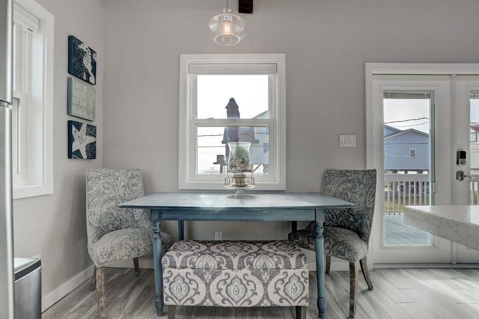 Enjoy your meals while listening and watching the tranquility of the waves. 