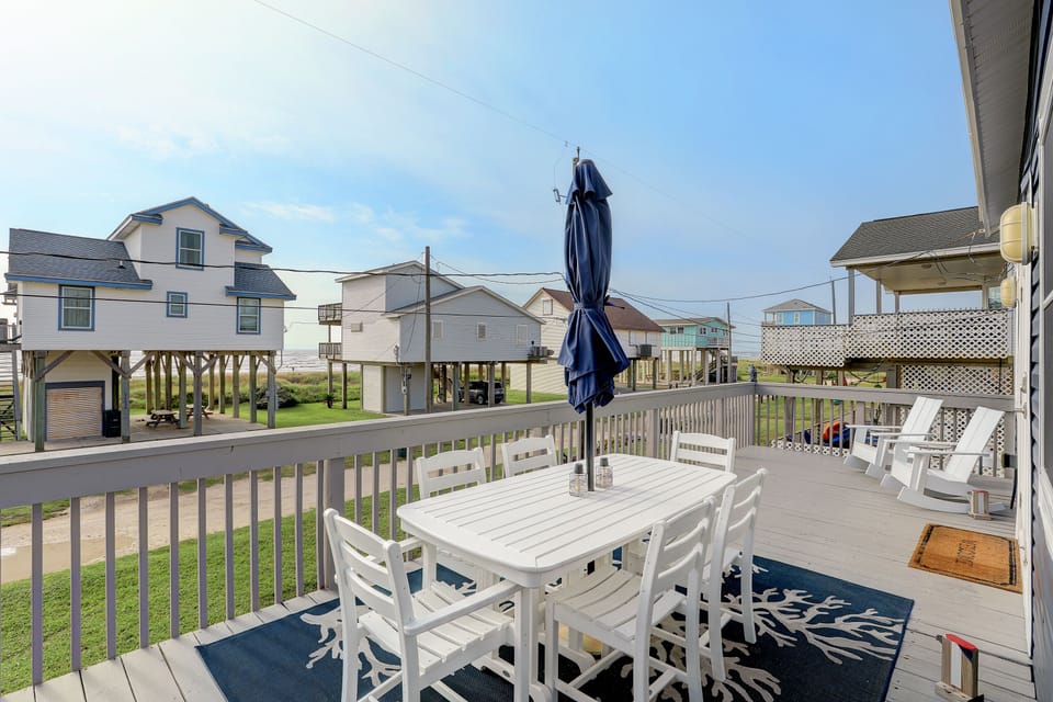 Alfresco dining with the ocean as a backdrop. 