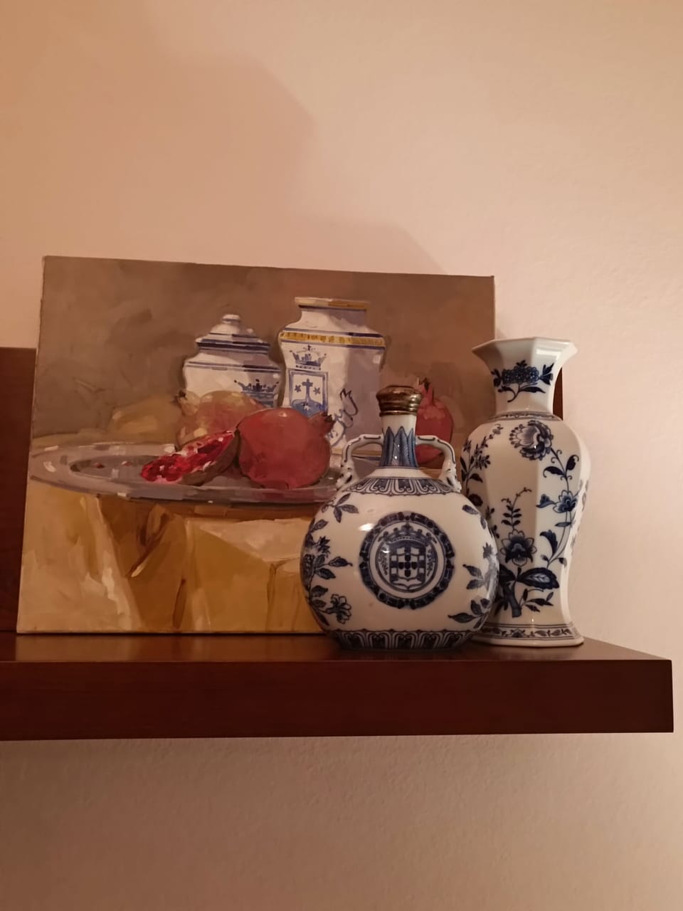PINTURA E OBJECTOS DE DECORAÇÃO NA SALA DE VISITAS 