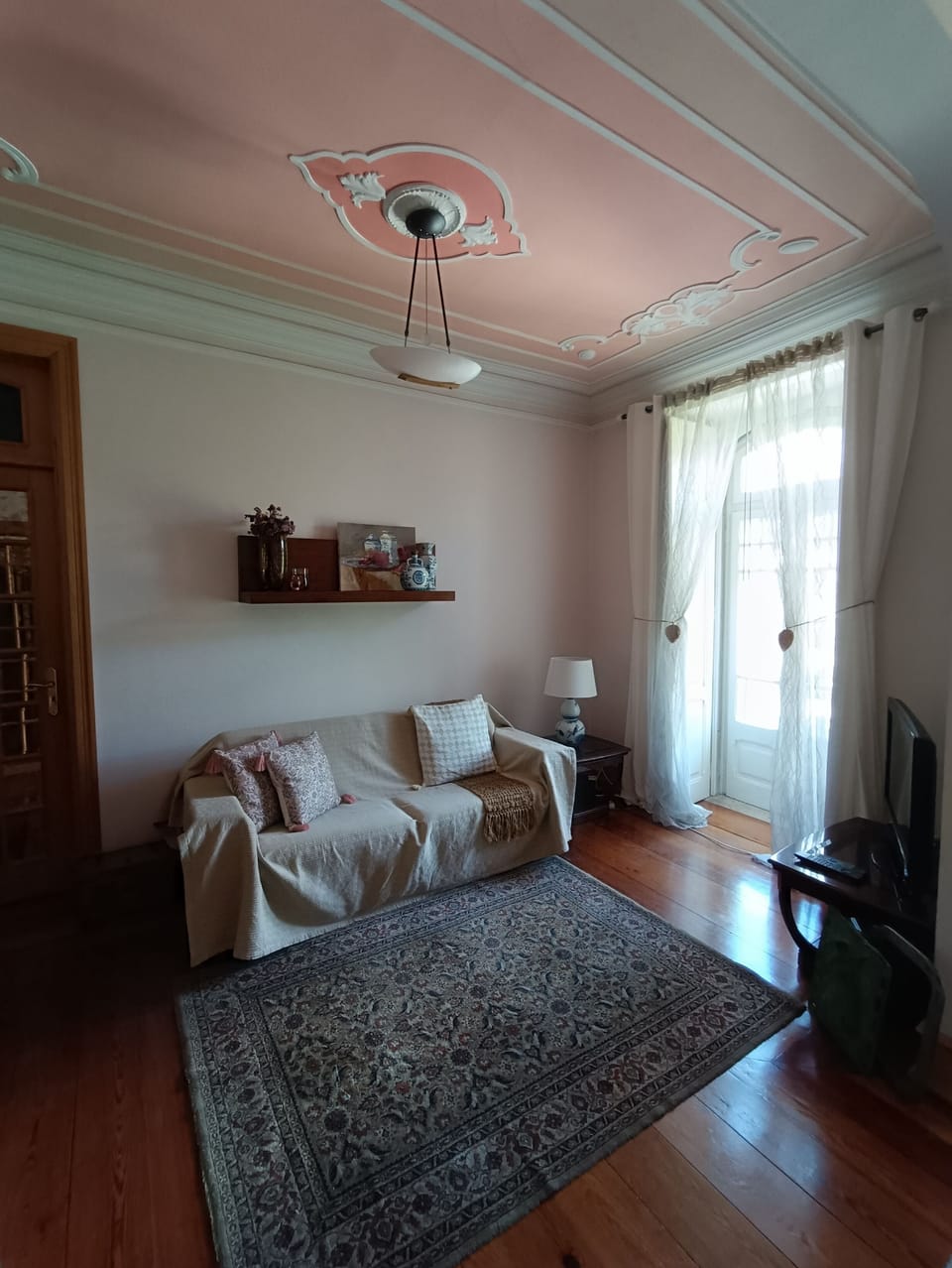 SALA DE VISITAS E TVAO ANOITECER 