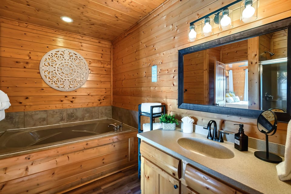 Master Bedroom En Suite Bathroom with Whirlpool Tub