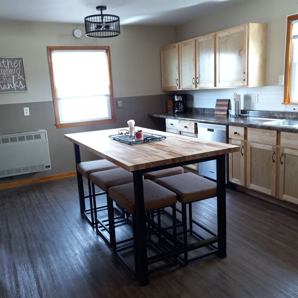 eat in kitchen, seating for 6
