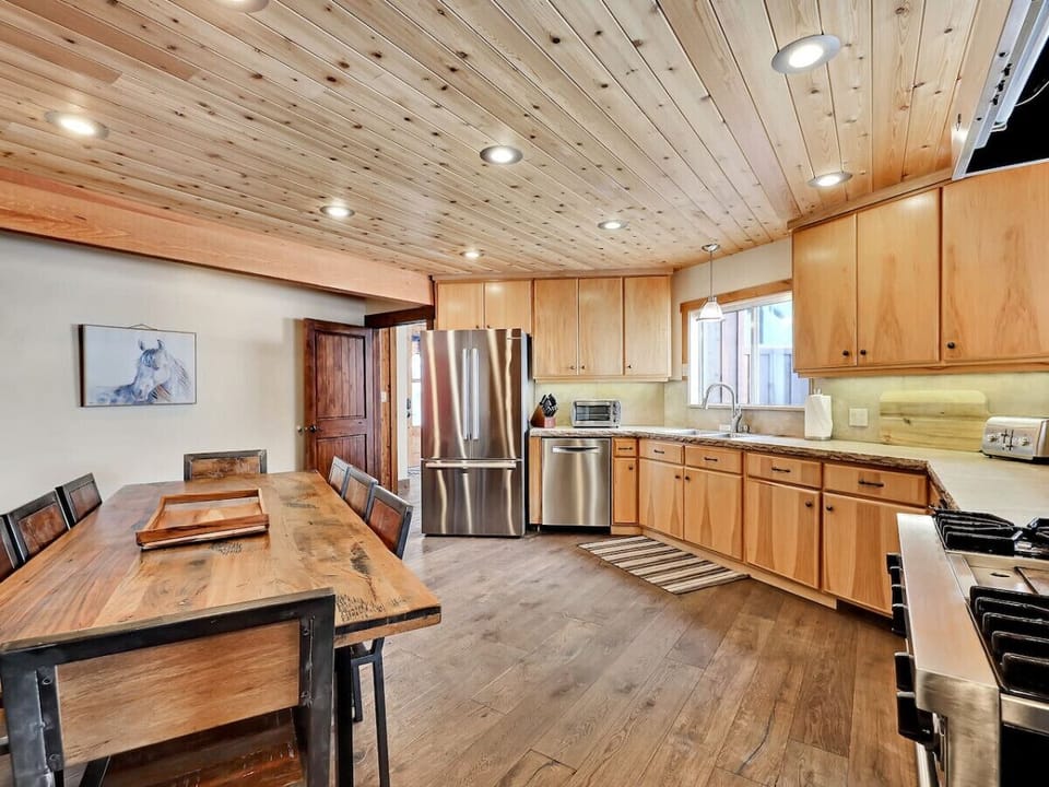 Kitchen and dining for 8