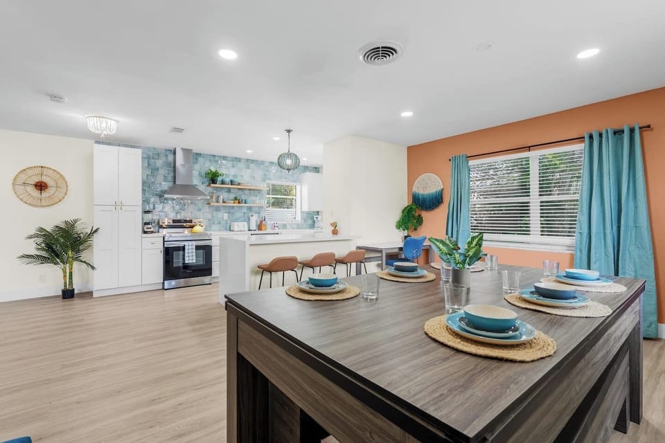 Dining to easily fit 12 between the  peninsula and dining room table!